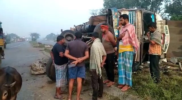Dhanbad: NH19 पर हादसा, नींद के आगोश में पलटा ट्रक | 22Scope News accident1 2 22Scope News
