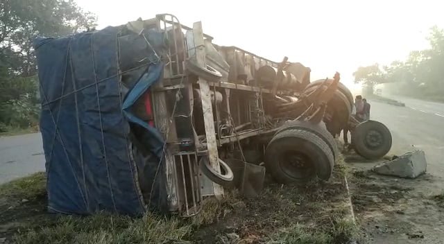 Dhanbad: NH19 पर हादसा, नींद के आगोश में पलटा ट्रक | 22Scope News accident12 1 22Scope News