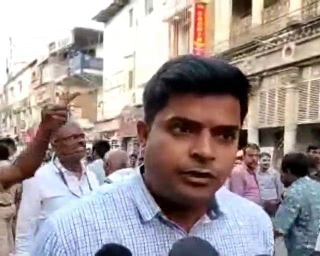 हम फुटपाथ दुकानदार की बेटी हैं...पुलिस को बोली युवती हम फुटपाथ दुकानदार की बेटी हैं...पुलिस को बोली युवती