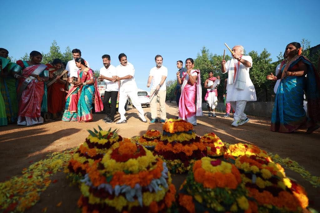 भारत जोड़ो यात्रा: राहुल गांधी ने बच्चों के साथ लगाई दौड़, देखे वीडियो भारत जोड़ो यात्रा: राहुल गांधी ने बच्चों के साथ लगाई दौड़, देखे वीडियो