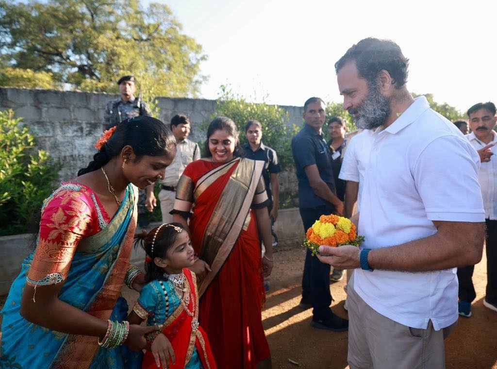 भारत जोड़ो यात्रा: राहुल गांधी ने बच्चों के साथ लगाई दौड़, देखे वीडियो भारत जोड़ो यात्रा: राहुल गांधी ने बच्चों के साथ लगाई दौड़, देखे वीडियो