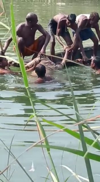 गंडक नदी में बड़ा हादसा, पुलिस से भरी नाव पलटी, एक जवान की मौत 2 22Scope News vote palti1 22Scope News