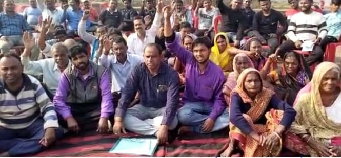 सैकड़ो रैयतों ने बी.एस. माइनिंग के विरोध में दिया धरना सैकड़ो रैयतों ने बी.एस. माइनिंग के विरोध में दिया धरना