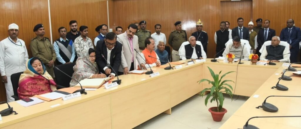 बिहार: नवनिर्वाचित विधायकों ने ली शपथ, विधानसभा में हुई 28 महिला विधायक बिहार: नवनिर्वाचित विधायकों ने ली शपथ, विधानसभा में हुई 28 महिला विधायक