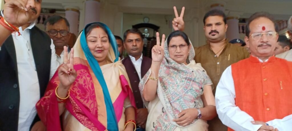 बिहार: नवनिर्वाचित विधायकों ने ली शपथ, विधानसभा में हुई 28 महिला विधायक बिहार: नवनिर्वाचित विधायकों ने ली शपथ, विधानसभा में हुई 28 महिला विधायक