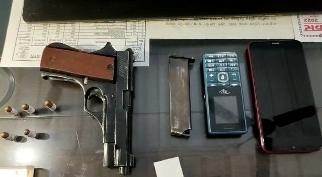 आरा: लूटकांड में वांछित कुख्यात अपराधी हथियार के साथ गिरफ्तार 2 crime12