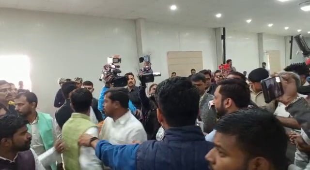 जदयू स्वागत समारोह में आपस में भिड़े छात्र नेता 1 स्वागत समारोह