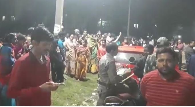 रांची ESI अस्पताल की नर्स और उसके बच्चे को पहले कुल्हाड़ी से मारा फिर पति ने कर ली आत्महत्या रांची ESI अस्पताल की नर्स और उसके बच्चे को पहले कुल्हाड़ी से मारा फिर पति ने कर ली आत्महत्या