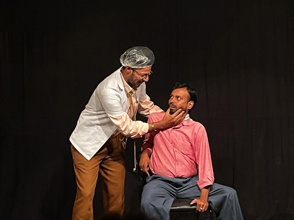 अशोक पागल के तीन हास्य नाटकों का हुआ मंचन, हंस-हंसकर लोटपोट हुए दर्शक अशोक पागल के तीन हास्य नाटकों का हुआ मंचन, हंस-हंसकर लोटपोट हुए दर्शक