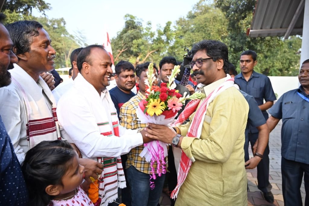 सीएम हेमंत ने पटाखे फोड़ मनाई खुशियां, गुरुजी का लिया आशीर्वाद सीएम हेमंत ने पटाखे फोड़ मनाई खुशियां, गुरुजी का लिया आशीर्वाद