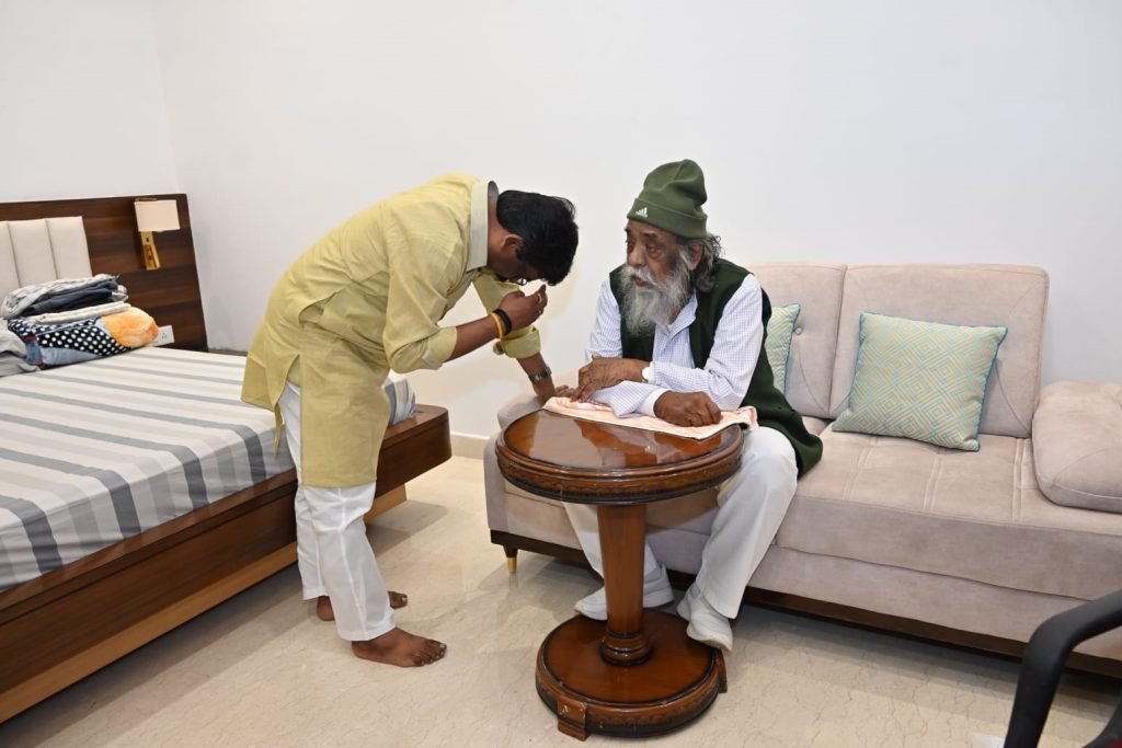 सीएम हेमंत ने पटाखे फोड़ मनाई खुशियां, गुरुजी का लिया आशीर्वाद सीएम हेमंत ने पटाखे फोड़ मनाई खुशियां, गुरुजी का लिया आशीर्वाद