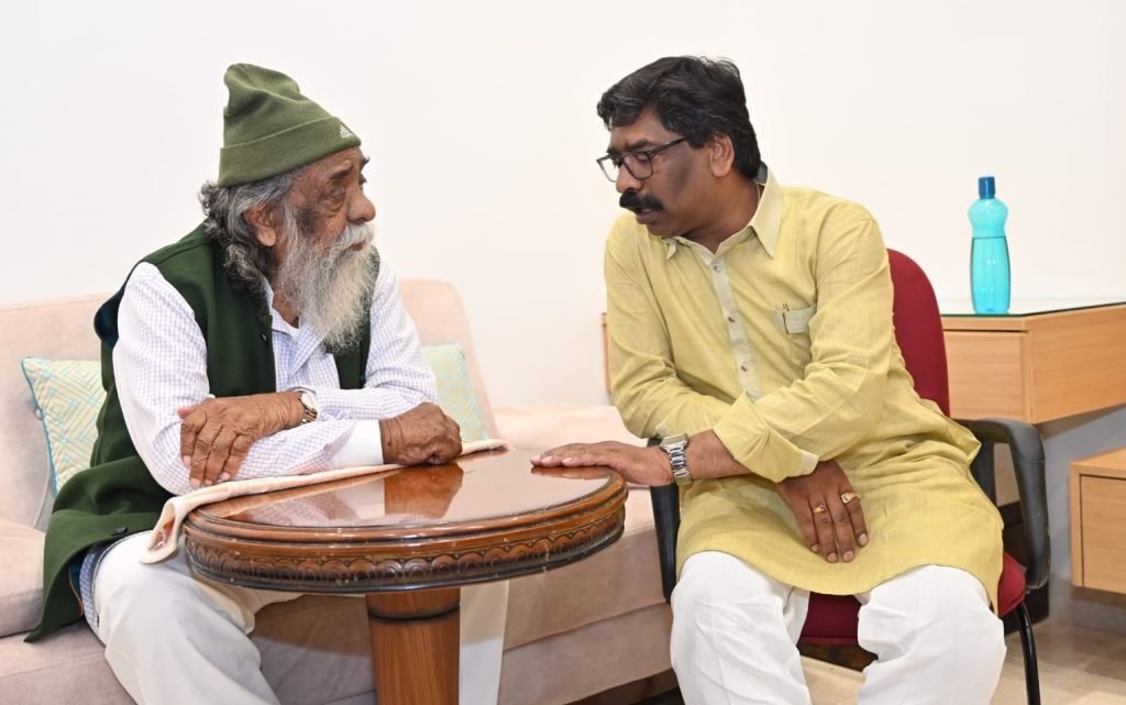सीएम हेमंत ने पटाखे फोड़ मनाई खुशियां, गुरुजी का लिया आशीर्वाद सीएम हेमंत ने पटाखे फोड़ मनाई खुशियां, गुरुजी का लिया आशीर्वाद