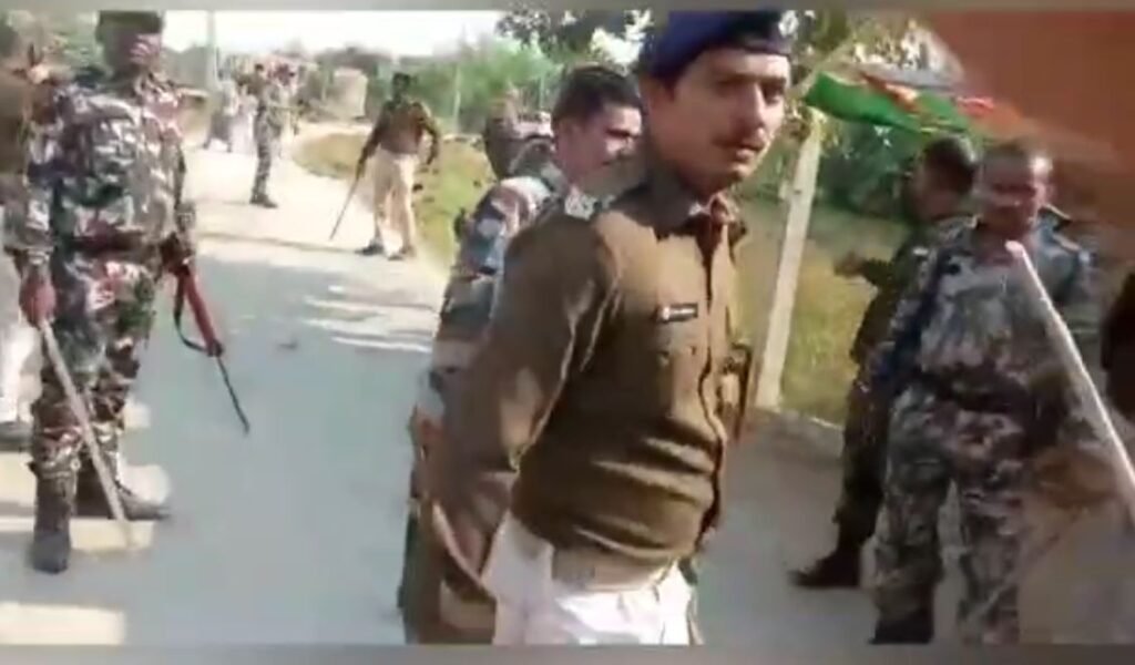 धान काटने के लिए हुए विवाद में 11 पुलिसवाले घायल धान काटने के लिए हुए विवाद में 11 पुलिसवाले घायल