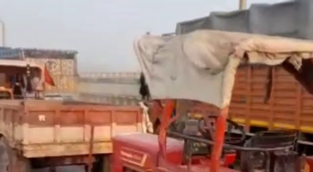 रोहतास: अवैध बालू के खिलाफ छापा, कई वाहन जब्त | 22Scope News sand123 22Scope News