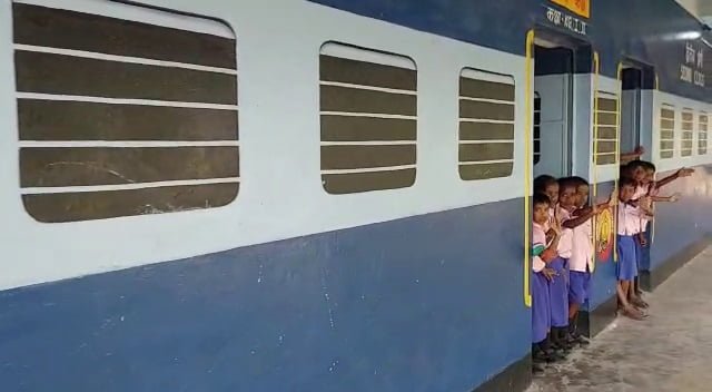 यहां ट्रेन की बोगियों में पढ़ते हैं बच्चे, चर्चा का विषय बना ये विद्यालय 1 यहां ट्रेन की बोगियों में पढ़ते हैं बच्चे