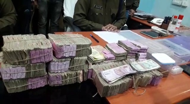 बेतिया: बैंक लूटकांड का खुलासा,पुलिस ने 5 अपराधियों को दबोचा | 22Scope News bank loot1 22Scope News