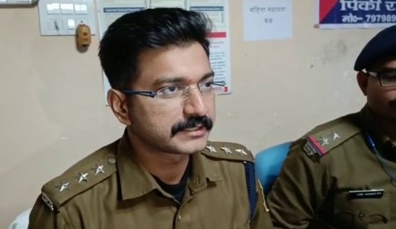 कोडरमा: बर्थडे पर रिवाल्वर से काटा केक, पुलिस ने दो युवकों को दबोचा | 22Scope News cake12 22Scope News