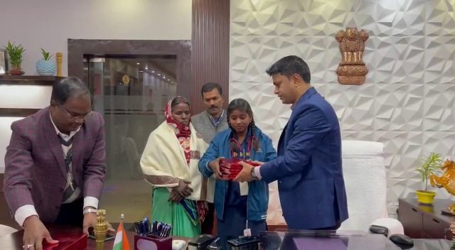 रोहतास: जब एक दिन की डीईओ बनी सलोनी तब शिक्षकों को क्या दिया संदेश 2 22Scope News deo students1 22Scope News