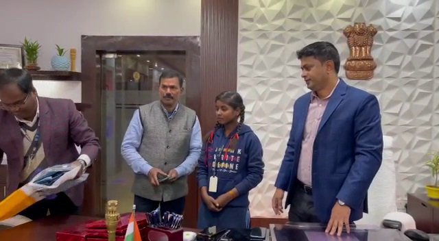 रोहतास: जब एक दिन की डीईओ बनी सलोनी तब शिक्षकों को क्या दिया संदेश 3 22Scope News deo students12 22Scope News