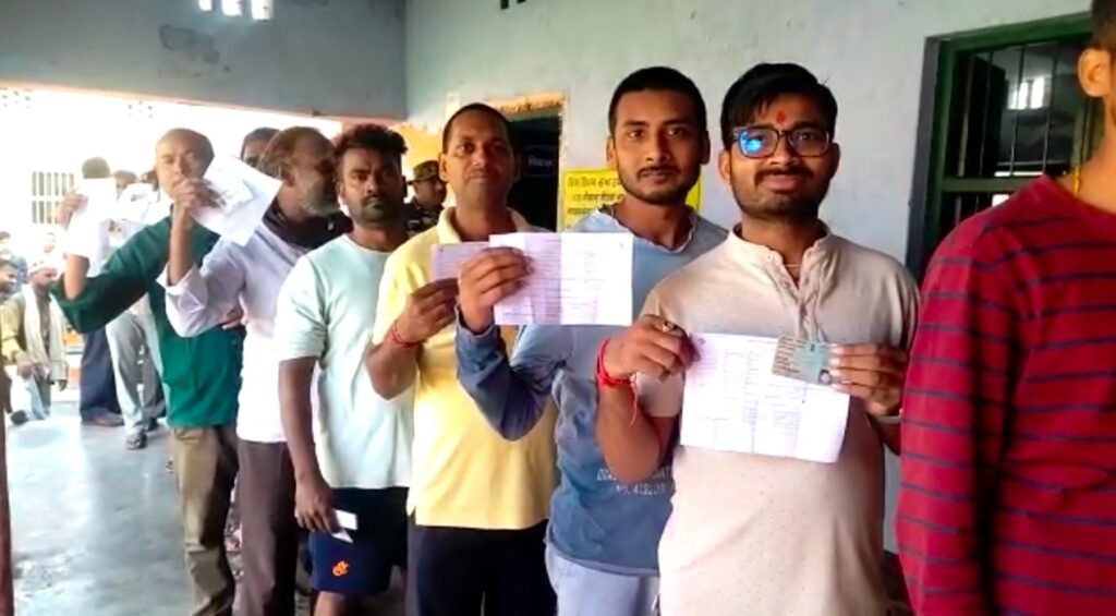 बिहार-यूपी समेत इन राज्यों में हो रही वोटिंग, दांव पर दिग्गजों की साख बिहार-यूपी समेत इन राज्यों में हो रही वोटिंग, दांव पर दिग्गजों की साख