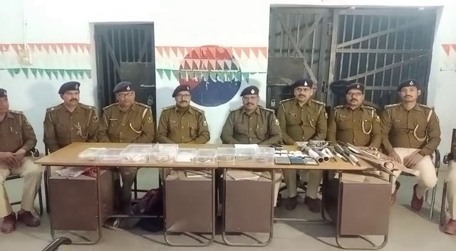 नवादा: चोरी के आभूषण के साथ 10 अपराधी चढ़े पुलिस के हत्थे