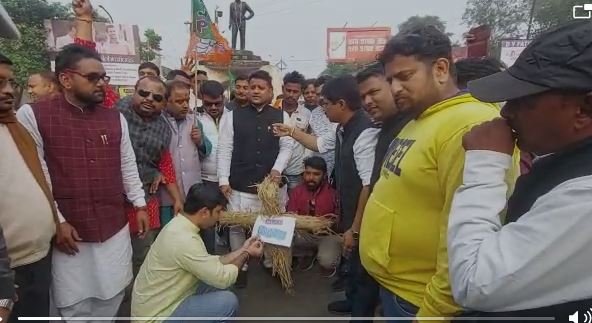 अटल पार्क में बनी शिलापट्ट पर सांसद पीएन सिंह का नाम गायब | 22Scope News putla dahan 1 22Scope News