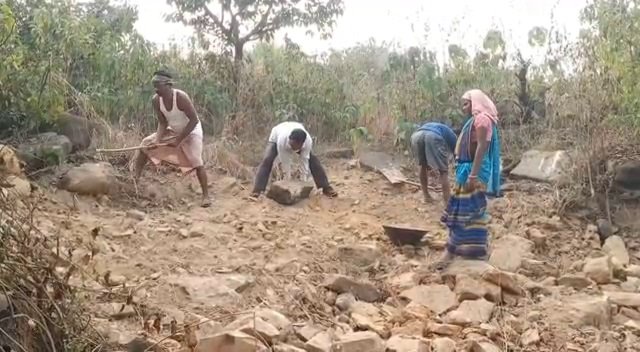 दशरथ मांझी से प्रेरणा ले पहाड़ का सीना चीर खुद रास्ता बना रहे ग्रामीण | 22Scope News road1 22Scope News