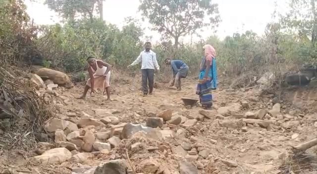 दशरथ मांझी से प्रेरणा ले पहाड़ का सीना चीर खुद रास्ता बना रहे ग्रामीण | 22Scope News road12 22Scope News
