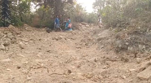 दशरथ मांझी से प्रेरणा ले पहाड़ का सीना चीर खुद रास्ता बना रहे ग्रामीण | 22Scope News road123 22Scope News
