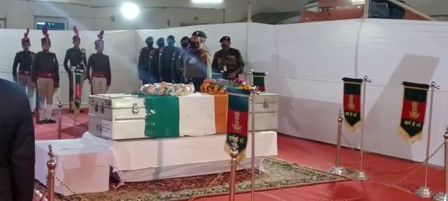 पटना: सिक्किम हादसे के मृतक जवानों का पहुंचा शव, डीजीपी सहित कई अधिकारियों ने दिया गार्ड ऑफ ऑनर 3 22Scope News shahid12 22Scope News