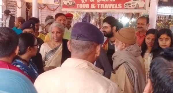 वित्त मंत्री निर्मला सीतारमण ने किया पिंडदान, अपने पूर्वजों को किया याद 1 वित्त मंत्री निर्मला सीतारमण