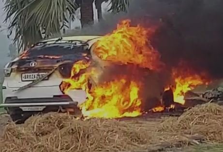 शादी तय करने निकले लड़के वालों की कार में लगी आग | 22Scope News aag 2 22Scope News