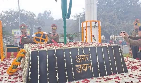 प्रमंडलीय आयुक्त ने दी शहीद स्थल पर दी श्रद्धांजलि प्रमंडलीय आयुक्त ने दी शहीद स्थल पर दी श्रद्धांजलि