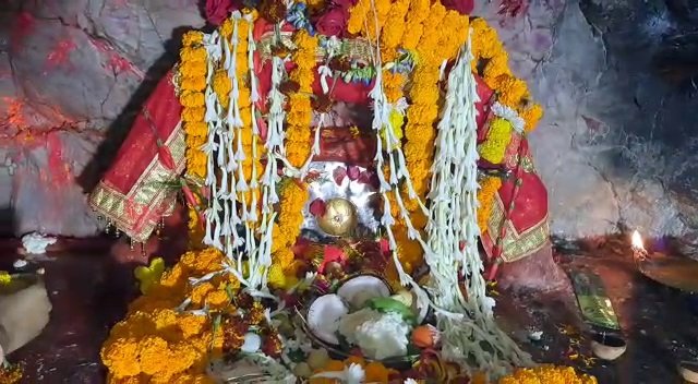 मुंगेर: नए साल पर चंडिका स्थान में उमड़ी श्रद्धालुओं की भीड़ मुंगेर: नए साल पर चंडिका स्थान में उमड़ी श्रद्धालुओं की भीड़