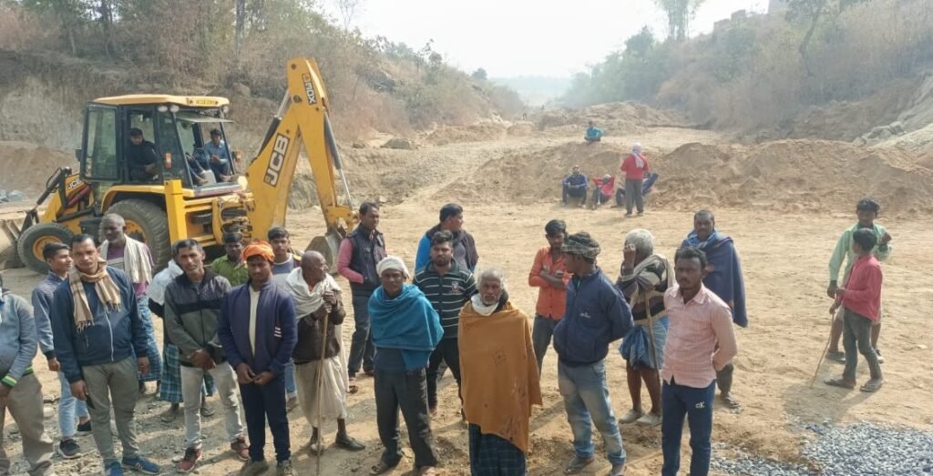सतबहिनी नाला पर बन रहे चेक डैम निर्माण का विरोध 1 dam1