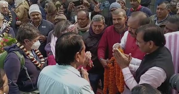 डॉल्फिन की अटखेलियां देख अचंभित हुए गंगा विलास के सैलानी
