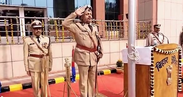 प्रमंडलीय आयुक्त ने दी शहीद स्थल पर दी श्रद्धांजलि प्रमंडलीय आयुक्त ने दी शहीद स्थल पर दी श्रद्धांजलि