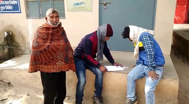 शौच के लिए जा रही महिला के साथ तीन युवकों ने किया दुष्कर्म