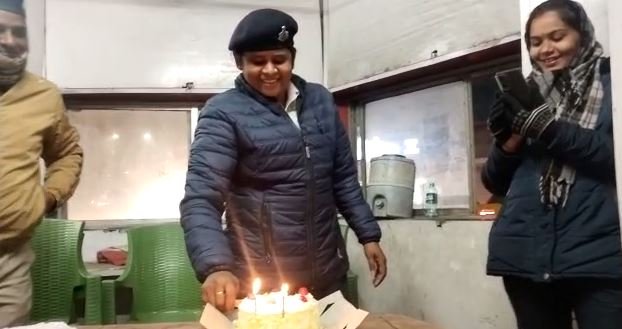 नववर्ष का स्वागत, पुलिस ने ड्यूटी के दौरान काटा केक 2 22Scope News police cake 1 22Scope News