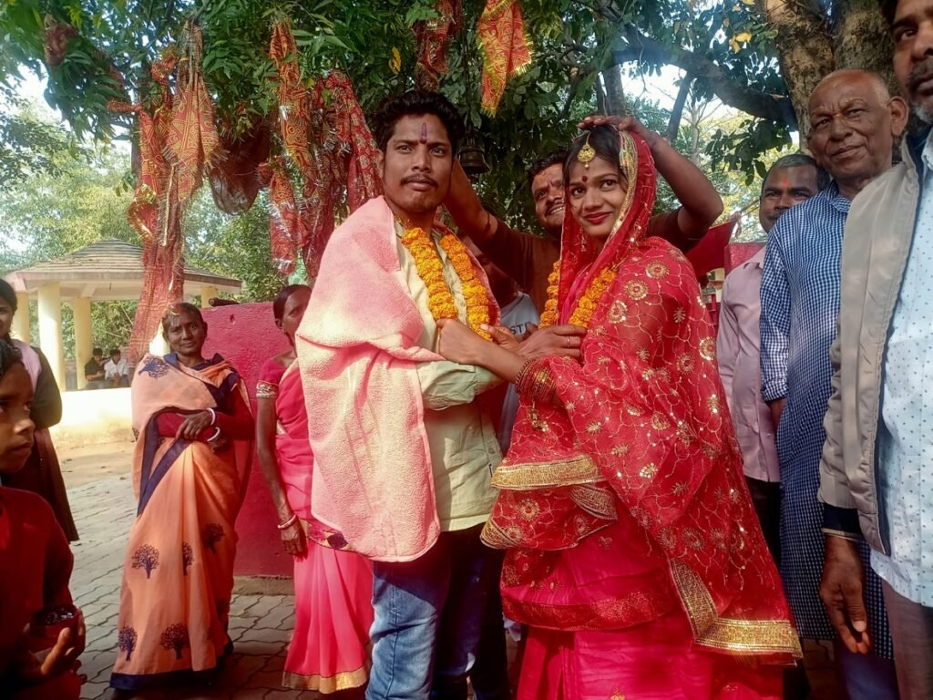 प्रेमी ने की बेवफाई, तो धरने पर बैठ गयी प्रेमिका, फिर... 2 premika12