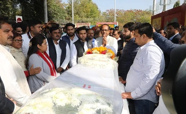 पंचतत्व में विलीन शरद यादव, बेटे और बेटी ने दी मुखाग्नि 2 sharad yadav1