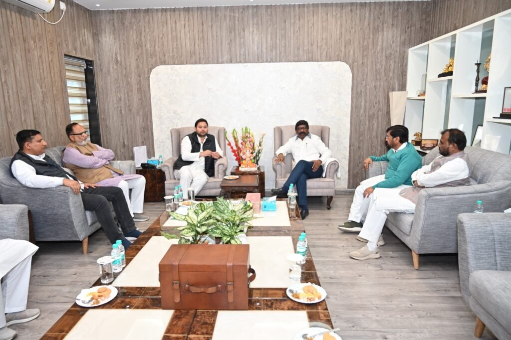 तेजस्वी यादव ने की हेमंत सोरेन से मुलाकात, 2024 पर हुई चर्चा तेजस्वी यादव ने की हेमंत सोरेन से मुलाकात, 2024 पर हुई चर्चा