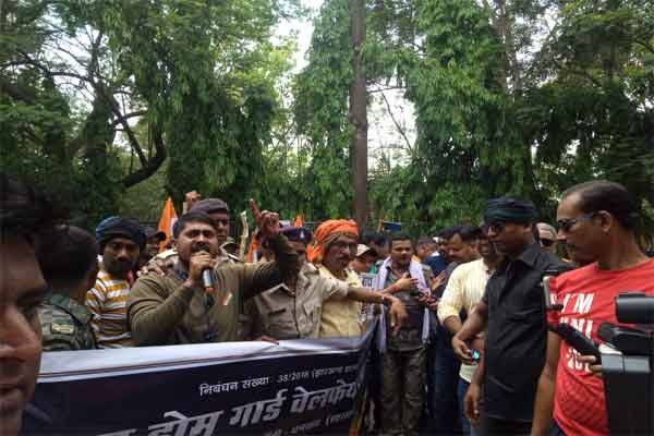 होमगार्ड जवानों का प्रदर्शन