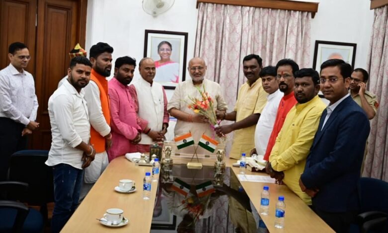 भाजपा अनुसूचित जाति मोर्चा के एक प्रतिनिधिमंडल ने सोमवार को राज्यपाल सीपी राधाकृष्णन से मुलाकात की