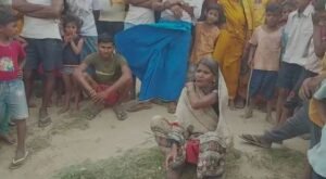 भीड़ के चंगुल से वृद्ध महिला को निकाला गया