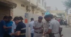 पुलिस अधिकारियों ने घटना स्थल पर पहुंच कर छानबीन शुरु कर की