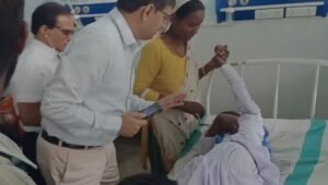 चिकित्सकों के दल ने बीमार बच्चों का इलाज किया