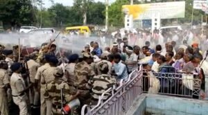 Shocking : CISF के जवानो ने विरोध कर रहे मजदूरों पर बरसाई लाठियां CISF के जवानो ने विरोध कर रहे मजदूरों पर बरसाई लाठियां