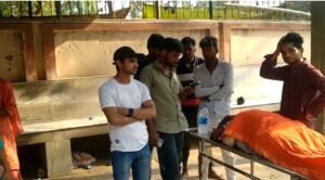 पति को सलाखों के पीछे देखने के बाद सदमे से महिला की हुई मौत