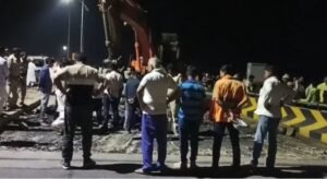 सोन पुल में फंसा बालक, मची अफरा तफरी सोन पुल में फंसा बालक